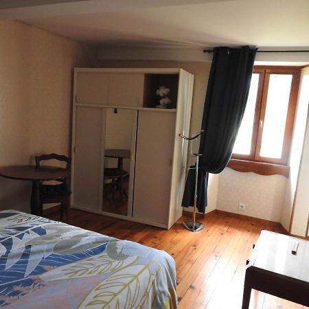 Gite De La Pierre Verte Saint-Lattier ภายนอก รูปภาพ