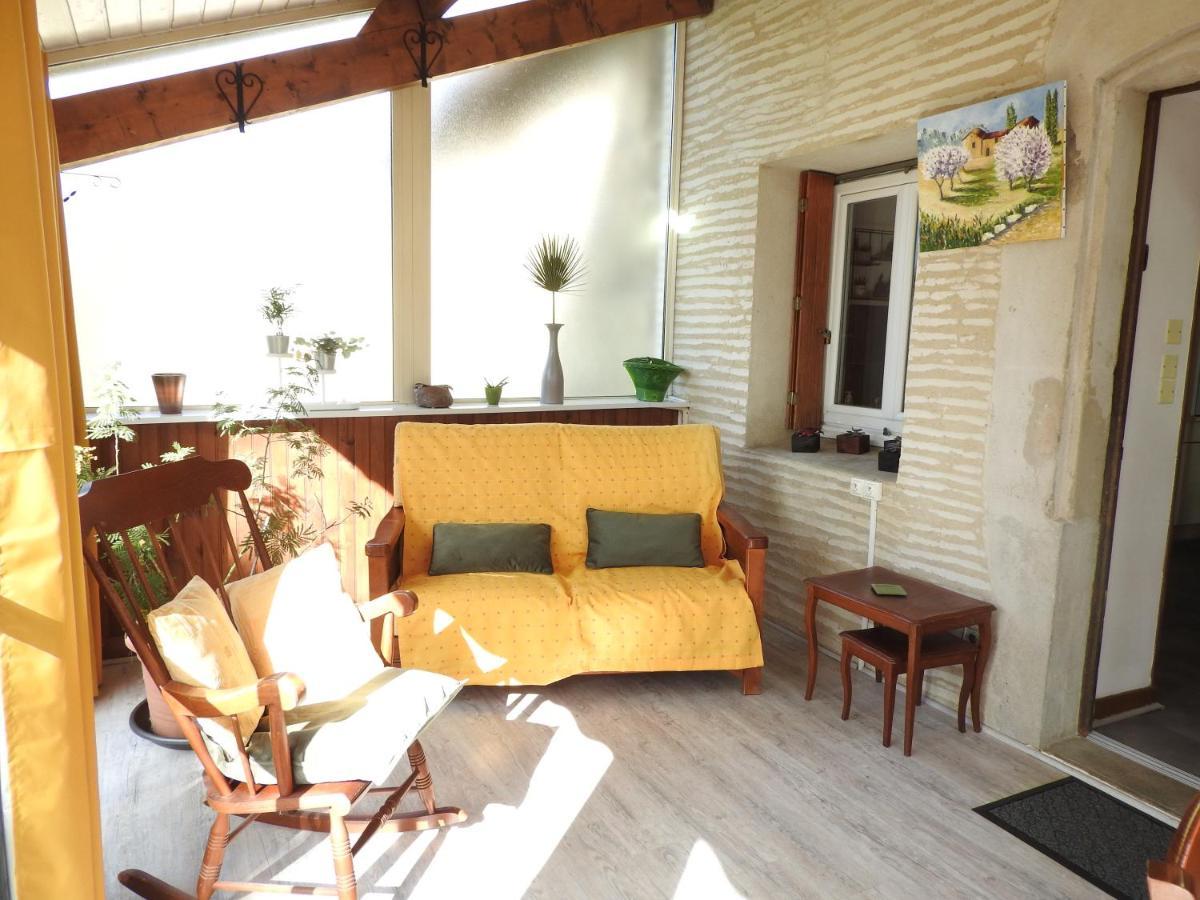 Gite De La Pierre Verte Saint-Lattier ภายนอก รูปภาพ